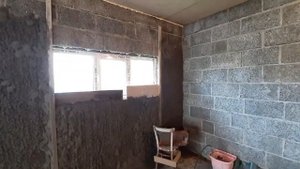 Начал штукатурить гараж теплым раствором на основе перлита,как прилепает раствор к арбалиту?