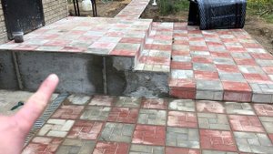 Уличные светильники и дорожки из тротуарной плитки...
