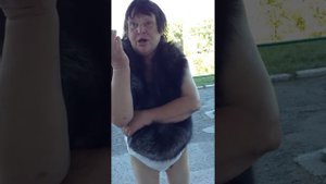 дает всем за сигарету....