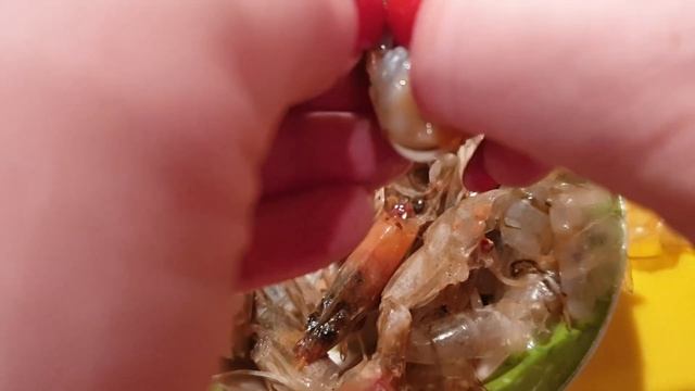 Свежий хрустящий зеленый салат с креветками и сыром.Мои котики.Жизнь простой семьи из Эстонии.Влог