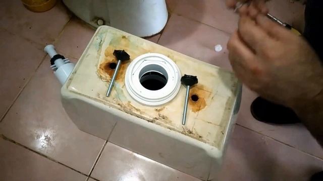 Бачок не держит воду Замена и настройка арматуры бачка унитаза смотреть онлайн