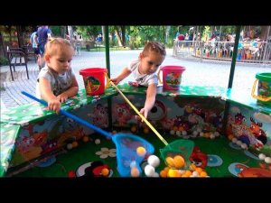 Ребенок играет в парке Развлечения для детей Funny Entertainment for kids Indoor Playground