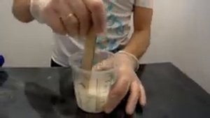 Покрываем лаком столешницу. Матовый или глянцевый.