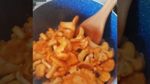 Удивительно - вкусный , грибной соус из лисичек.