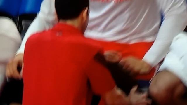 Blake Griffin pushing trainer's head into his crotch смотреть онлайн