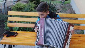 Little boy plays  the button accordion. Маленький мальчик играет на баяне!! Чардаш