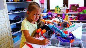 СТРАННАЯ БАБУЛЯ у нас в доме! Амелька пытается победить ее, а достаётся Маме! Мама играет в игры!