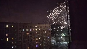 1.01.2022 Новогодний фейерверк в нашем дворе , Ура ! С Новым годом товарищи !
