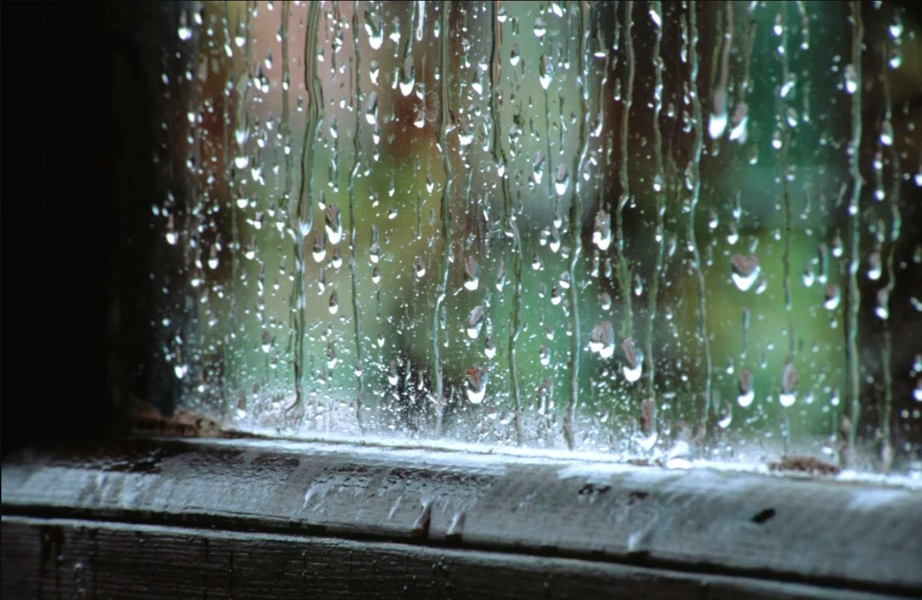 Дождь через окно