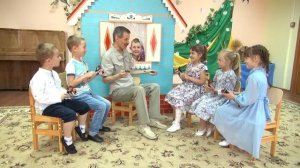 Дети учат взрослых играть на ложках