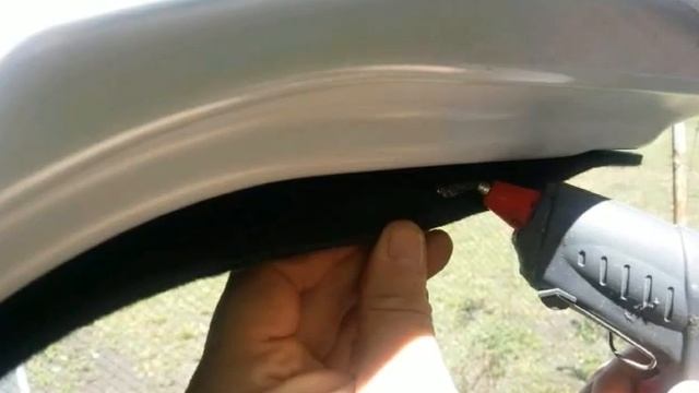 Установка обивки крышки багажника при помощи клеящего пистолета смотреть онлайн