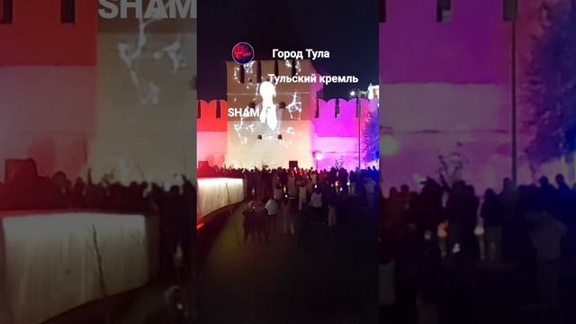 Поёт SHAMAN. На Казанской набережной в Туле в виде цифровой проекции выступил певец SHAMAN.