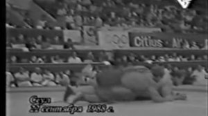 Александр Карелин улетает на кочергу в финале ОИ-1988 г., переламывает ход схватки и выигрывает