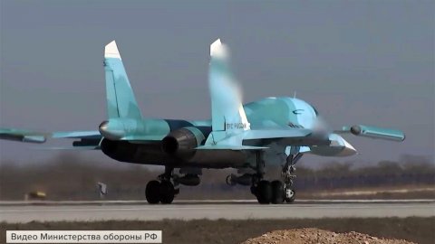 Российские истребители-бомбардировщики Су-34 уничт...аинские склады с вооружением и военной техникой