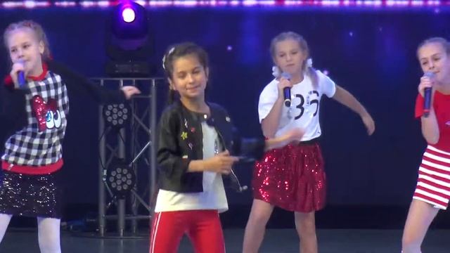 Весёлая компания - Вновь приходит праздник смотреть онлайн