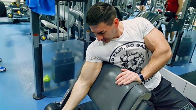 Подъём гантели на бицепс в ск Скотте смотреть онлайн