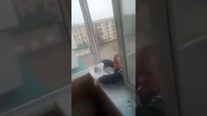 Мужчина на спор решил спуститься по бельевой веревке с балкона 5 этажа. Итог трагичен.