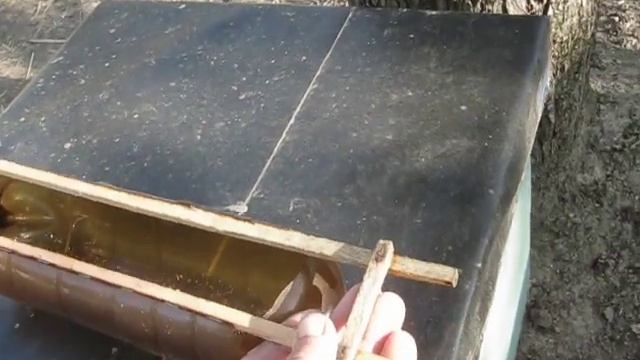 Кормушка для подкормки пчел с пластиковой бутылки . смотреть онлайн