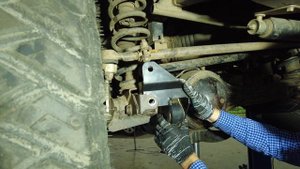 Установка кронштейна тяги панара от "4х4Вятка" на Land Cruiser 70-80-105