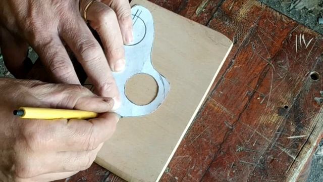 Механическая поделка из дерева.