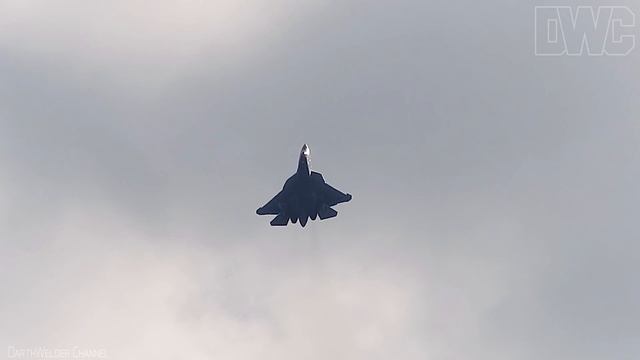 Пилотаж Су-57 с оглушительный рёвом на авиасалоне "МАКС-2021"