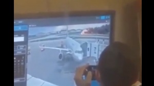 Сотрудники аэропорта Шереметьево смеются, увидев огненную посадку самолета
