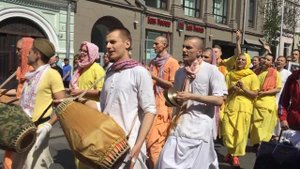 Харе Кришна. Москва 9-ое Мая 2016 года. Кришнаиты поют мантру в "День Победы"