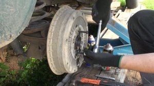 КАК СНЯТЬ ТОРМОЗНОЙ БАРАБАН ВАЗ 2106 (КЛАССИКА)