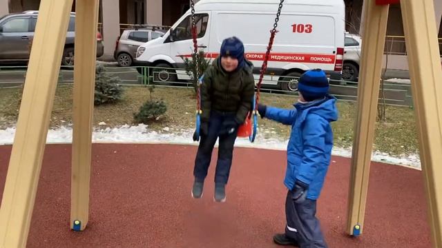Качаются на качелях