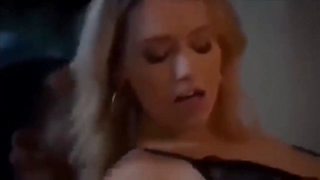 Kadın Adamı Yatağa Çağırıyor Ateşli Sevişme смотреть онлайн