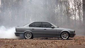 Дрифт BMW E34 в осеннем парке. BMW E34 с двигателем V10. Drift BMW E34 in the autumn park.