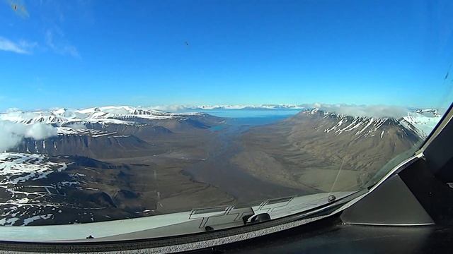 Landing in Longyearbyen (LYR, ENSB) Spitsbergen, Norway Svalbard Runway 28 смотреть онлайн