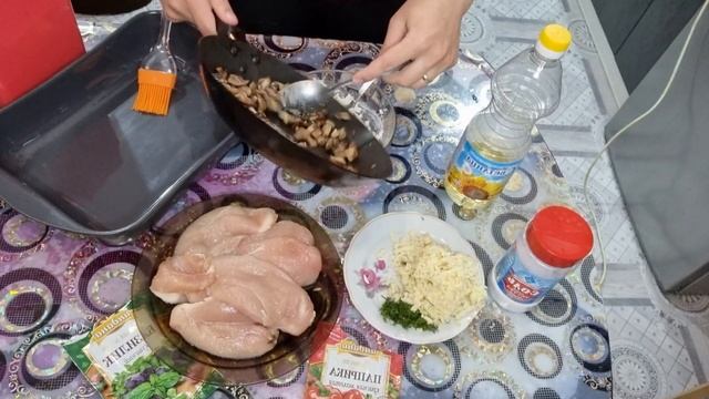 мясо запеченное с грибами и двумя видами сыра в духовке...мммм... смотреть онлайн