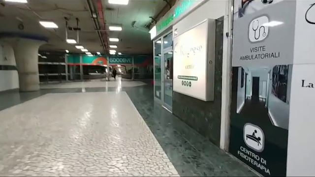 Италия.Рим. Длинный подземный переход.Идем к метро. смотреть онлайн