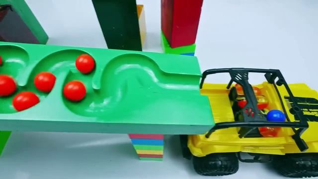 Шарики катаются по лабиринту_видео для детей_2023_72 смотреть онлайн