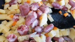 Тушёная картошка с куриными сердечками