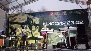 Набекрень береты голубого цвета