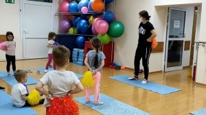 Танцевальная ритмика для детей.  Метёлки.