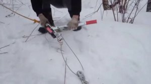 достал лебёдкой снегоход из ручья