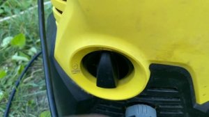 Мою двигатель на Toyota Corolla химией Chemical Russian Motor Cleaner.