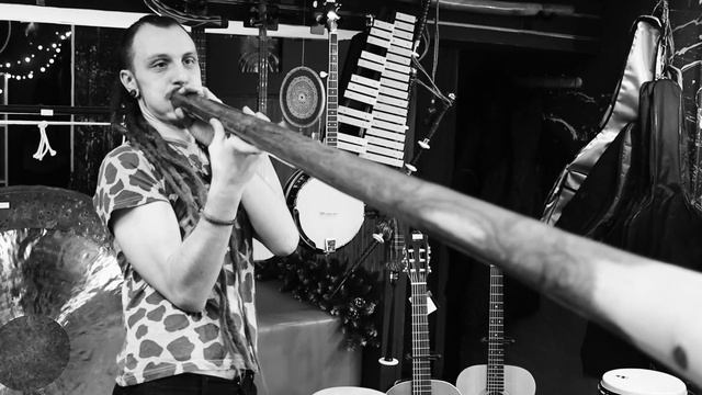 Как играть на диджериду Урок 2 Обертоны смотреть онлайн