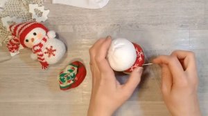 Как сделать снеговика из носков. How to make a snowman out of socks.