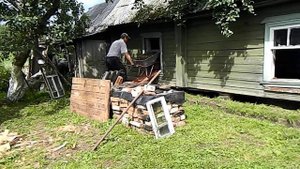 Ремонт деревенского дома под курятник #4 / Засыпаю пол / Дренажная канавка.