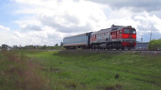 Грузо-пассажирский тепловоз М62 с голубым вагоном смотреть онлайн