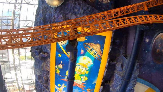 Spinning Orbit Amusement Ride At Berjaya Times Square Theme Park смотреть онлайн