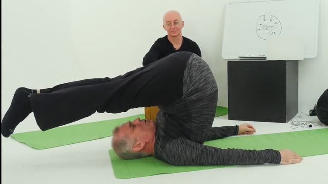 Владимир выполняет позу плуга смотреть онлайн