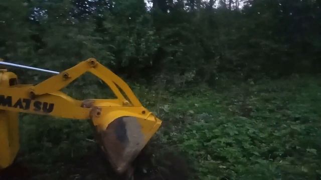 Откапываем подземный этаж, работа трактора Komatsu D10S.