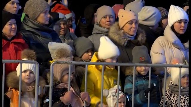 Дед Мороз зажёг огни на зареченских ёлках смотреть онлайн