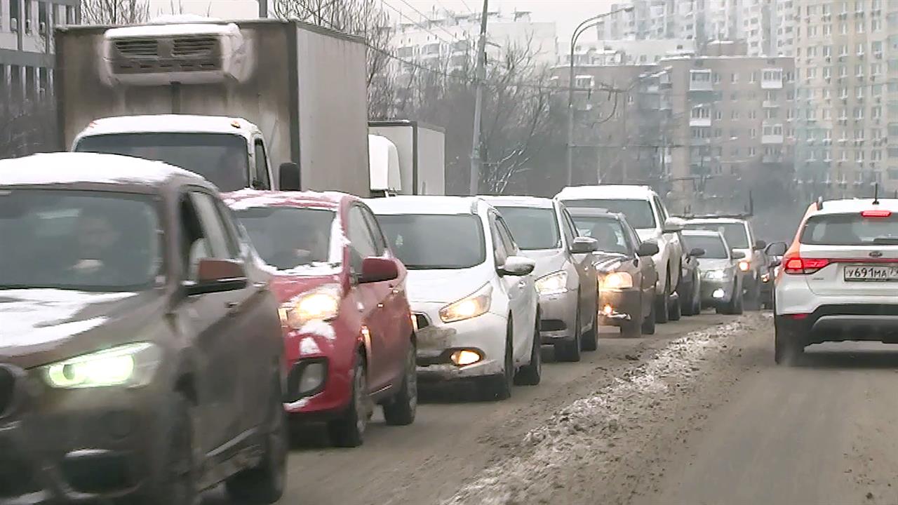 глухая пробка на мкаде. пробки в москве. московская кольцевая автодорога пробки. пробка из за аварии мкад. вечерние пробки в москве.