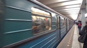 Электропоезд 81-710 "ЕЖ-3" №48 на станции метро Рязанский Проспект